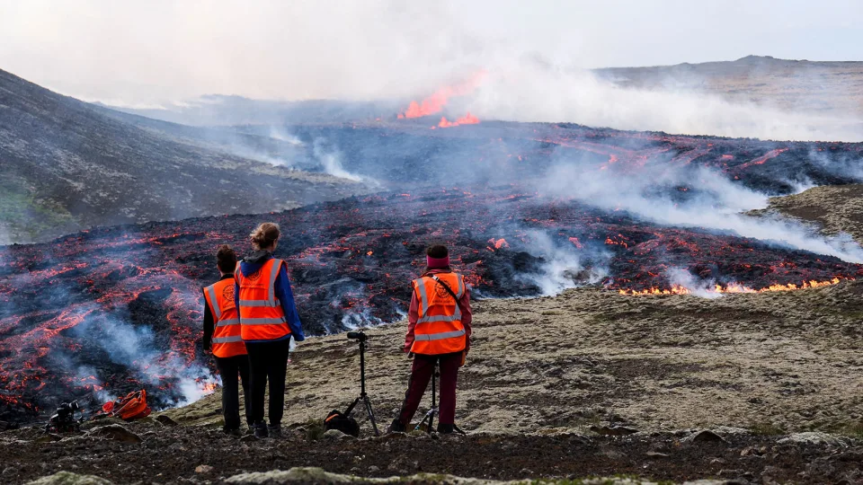 scientists watching the volcano eruption / photo: Kristinn Magnusson/AFP/Getty Images