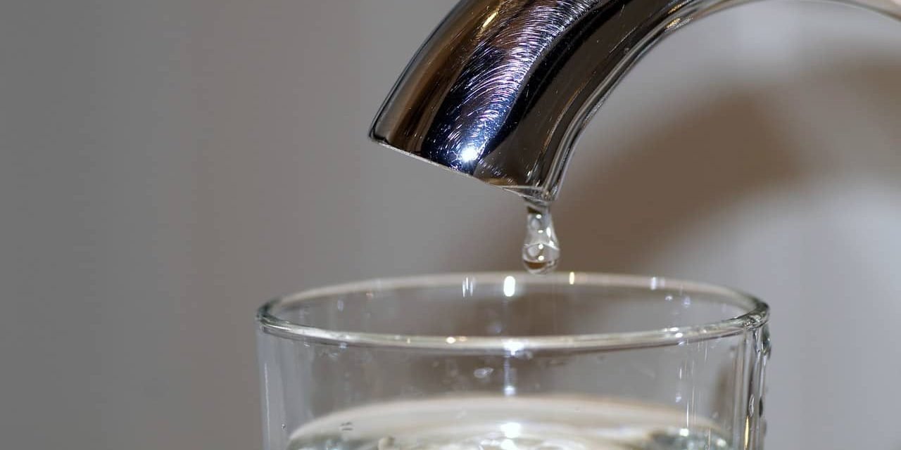 Nearly Half of US Tap Water Contaminated with Toxic Chemicals, Government Study Finds
<span class="bsf-rt-reading-time"><span class="bsf-rt-display-label" prefix=""></span> <span class="bsf-rt-display-time" reading_time="3"></span> <span class="bsf-rt-display-postfix" postfix="Min Read"></span></span><!-- .bsf-rt-reading-time -->
