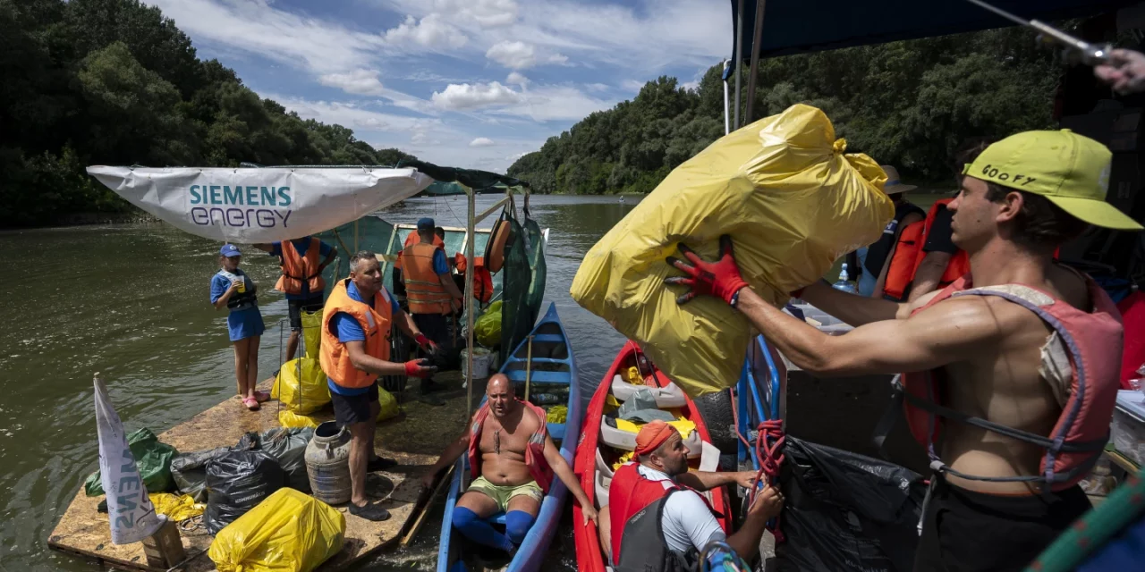 Volunteers Removed Tons of Trash from the Hungarian River In a Single Day
<span class="bsf-rt-reading-time"><span class="bsf-rt-display-label" prefix=""></span> <span class="bsf-rt-display-time" reading_time="3"></span> <span class="bsf-rt-display-postfix" postfix="Min Read"></span></span><!-- .bsf-rt-reading-time -->