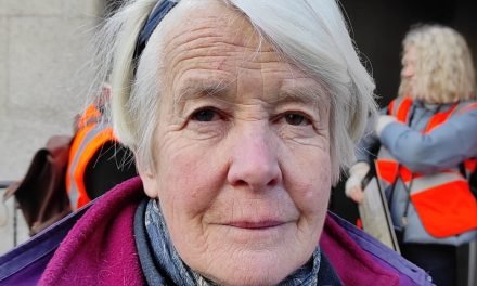 68-Year-Old Climate Activist Faces Prosecution for Holding Sign Outside London Court
<span class="bsf-rt-reading-time"><span class="bsf-rt-display-label" prefix=""></span> <span class="bsf-rt-display-time" reading_time="2"></span> <span class="bsf-rt-display-postfix" postfix="Min Read"></span></span><!-- .bsf-rt-reading-time -->